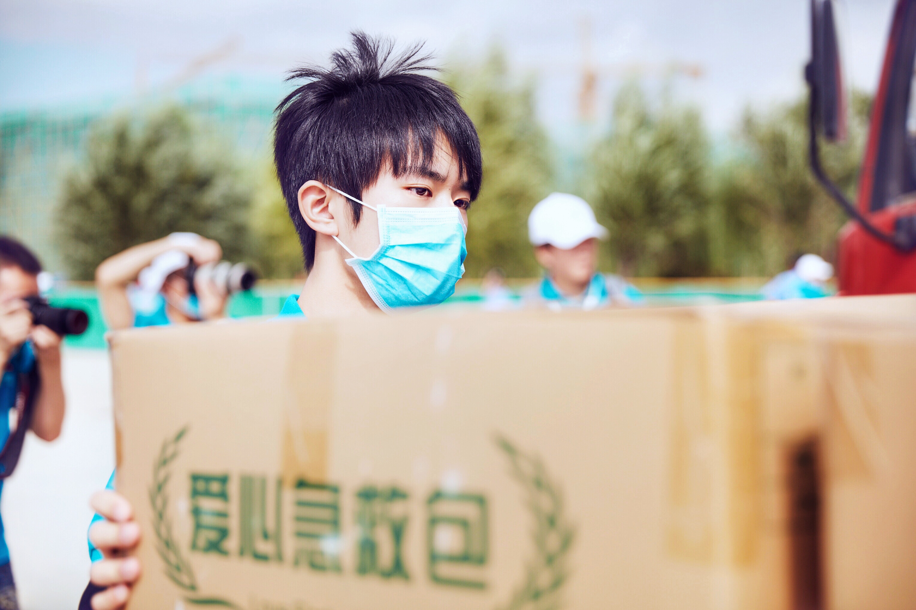 易烊千玺助力百人援宁 与韩红共同化身急诊医生