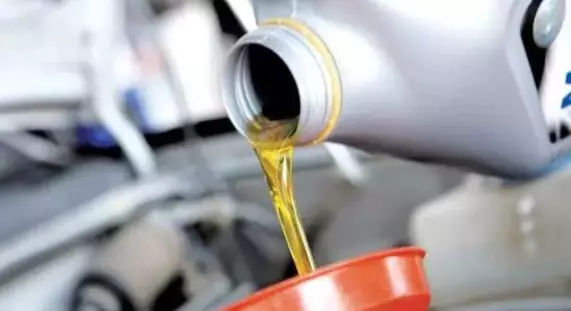 汽车机油多久换一次最合适?看时间还是公里数