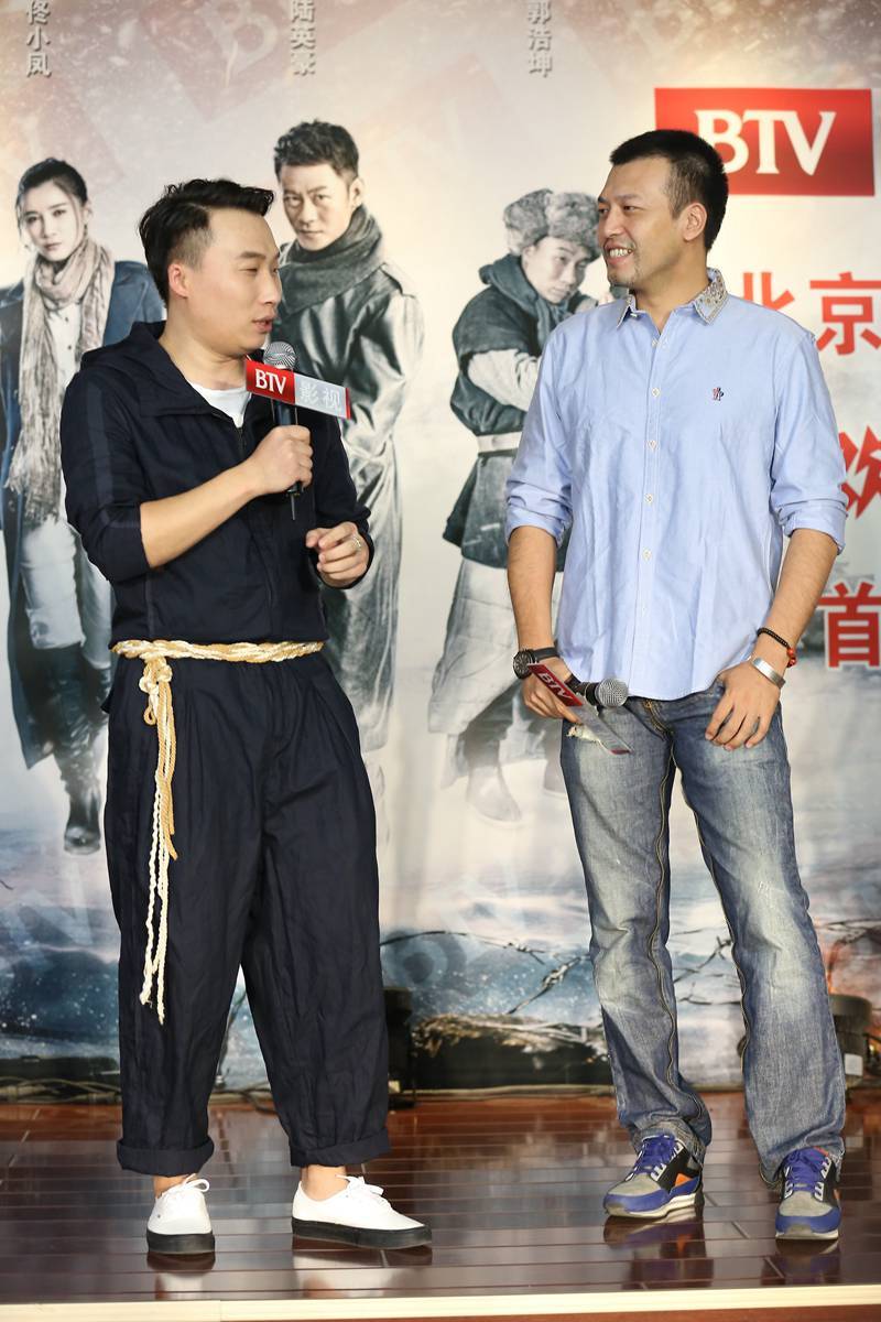 曹瑞最近在北京卫视堪称“霸屏”，除了即将献映的《战地枪王》，近期热播的《平凡岁月》里，曹瑞也有着不俗的表现。比起前面陆英豪、李如雪、佟小凤、李印“凑桌打麻将”的复杂四角恋，郭浩坤（曹瑞 饰）则老老实实跟着陆英豪上虎头山、进抗联打鬼子。
