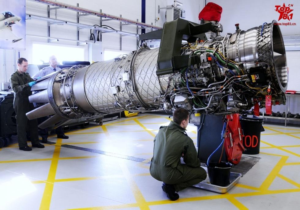 当EJ200确实需要维修时，这也是一个快速，简单和相对轻松的过程。“台风”战斗机在设计上为发动机设置了很多维护检修口盖，EJ200本身也提供了很多内窥镜检查孔。