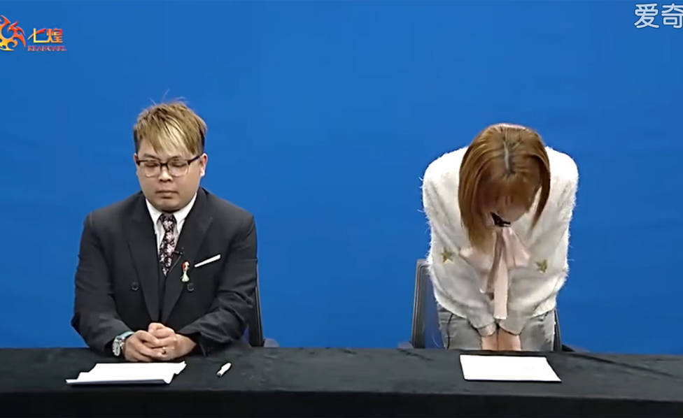 随后郭mini就脱衣门事件进行道歉，鞠躬后捂脸大哭。