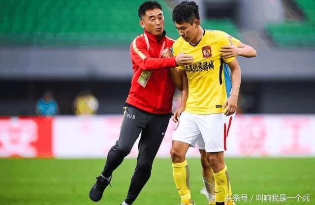 北京人和外援中场被禁赛,于汉超断腿式铲人逃