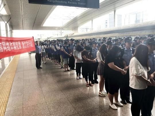 警方摧毁特大网络诈骗团伙 161名嫌犯押解到杭