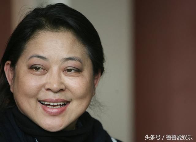 59岁倪萍现身机场,身体臃肿众助理一路搀扶 !当年的女神呢?