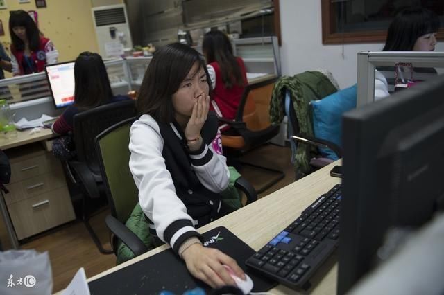 同事每天"主动"加班到10点,一个月后看到他的工资条,我懵了!