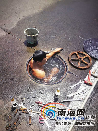 琼海一维修工下窨井修漏水点 多次潜水抢修水管