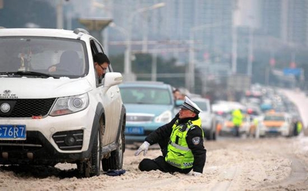 冰雪里“跪地哥”感动江城 冰雪里“跪地哥”感动江城