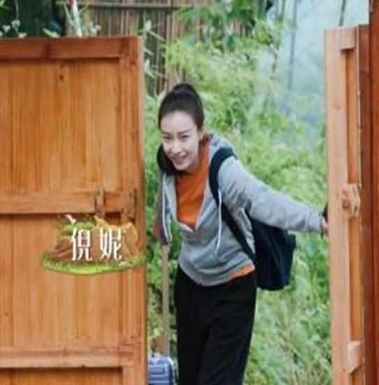 倪妮baby突袭《向往的生活》,身穿同款裤子,这