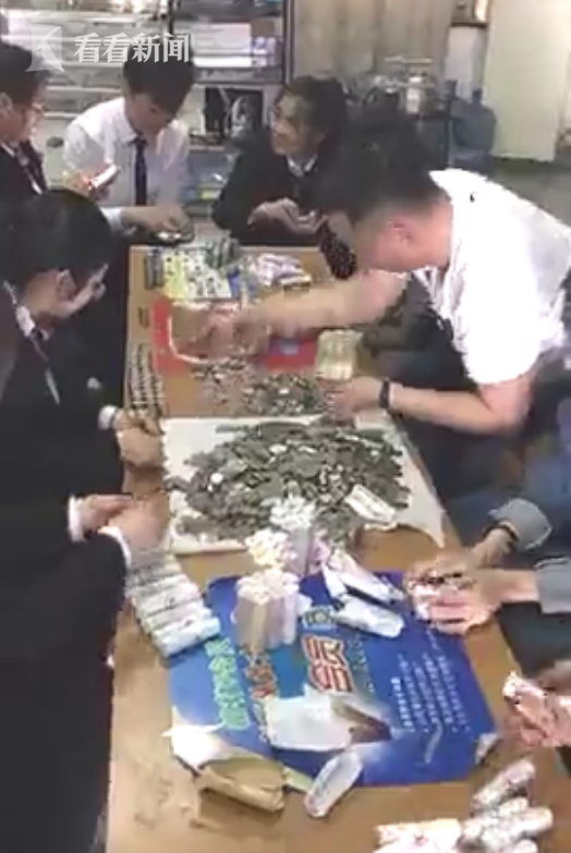 硬币收藏者拿2万多硬币买车 4S店全员花3小时点钞 硬币收藏者拿2万多硬币买车 4S店全员花3小时点钞