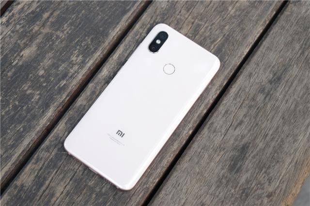 吃鸡游戏哪家爽?荣耀play画质太逊,小米8画质