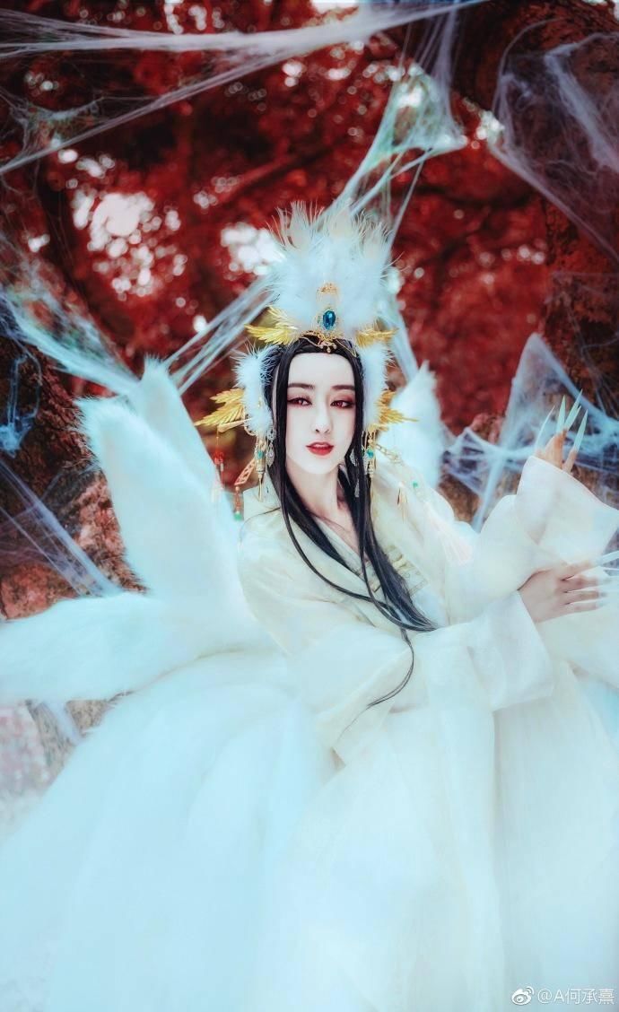 不多,就连仙气十足的爽妹子都承认自己整过容,何承熹整容确实无可厚非