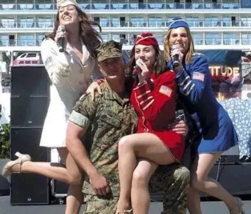 一个见怪不怪的现象，是美女们要做好被揩油的准备。当然她们既然敢来，对此心里是有数的。有的劳军女郎称自己一天被吻上两三千次，有的则主动投怀送抱。澳洲女星扎埃塔联去阿富汗劳军后，有人举报她在军事基地与多名军人有染，甚至彼此还拍了录像和艳照。这恐怕是任何一支军队的纪律难以容忍的。