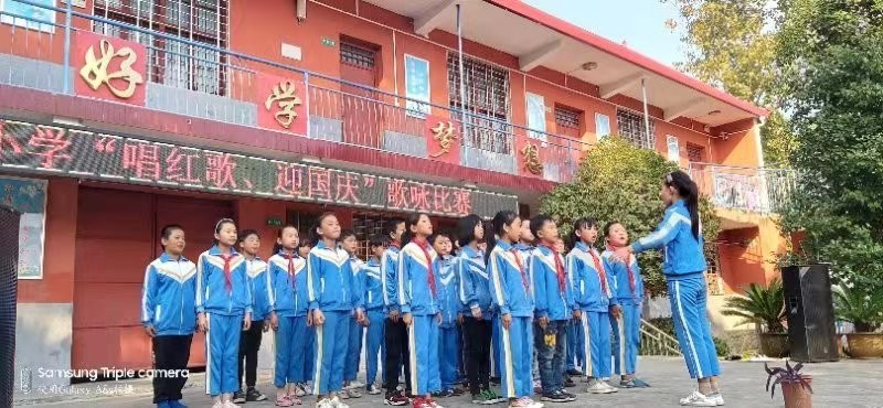 西峡县桑坪镇岭岗小学 唱红歌迎国庆(图1)