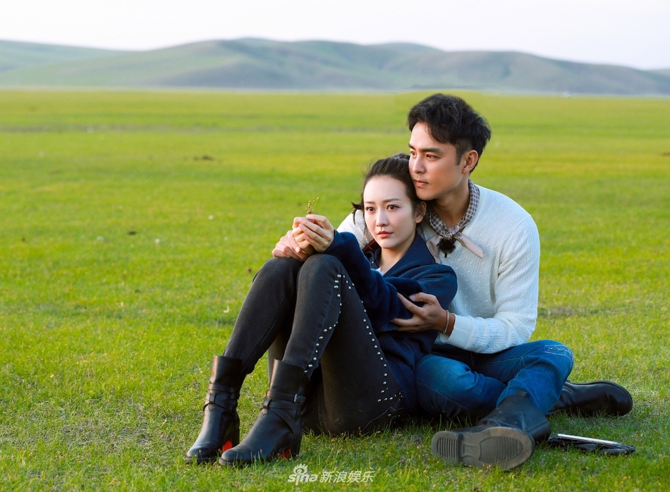 王鸥明道草原策马奔腾笑容明朗 相互依偎超甜蜜