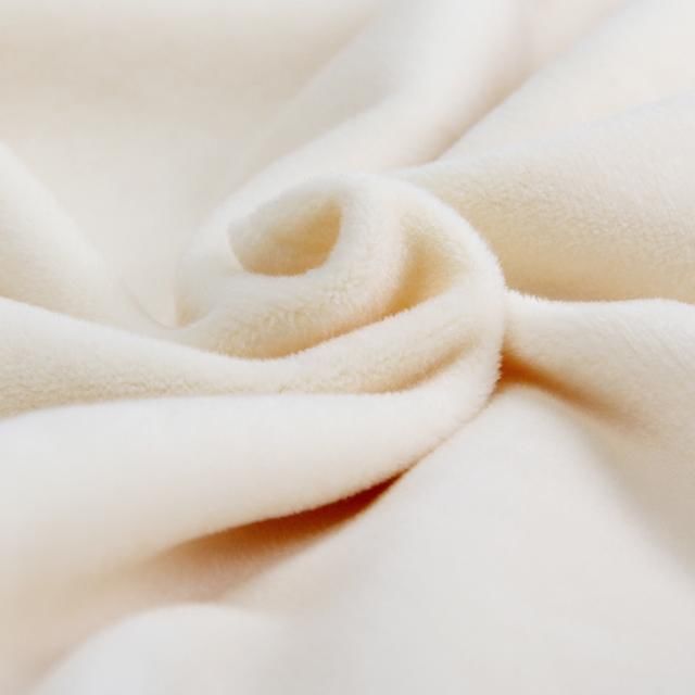 丢掉过时的旧毛衣吧,今年流行金丝绒打底衫,时