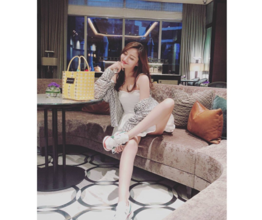 河南建业球员王上源的妻子,晒出自己平常的生