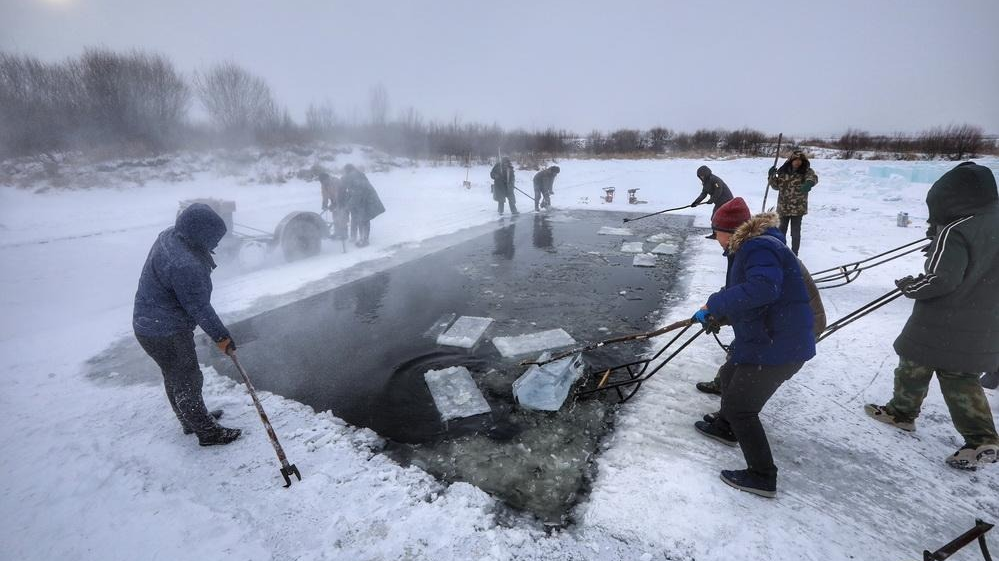 漠河采冰现场 冰块晶莹剔透宛如水晶