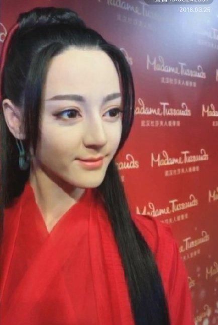 迪丽热巴罕见穿深V礼服 害羞得多次捂胸