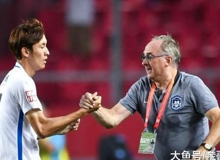 原本, 谢育新自己是富力教练, 儿子是恒大球员,