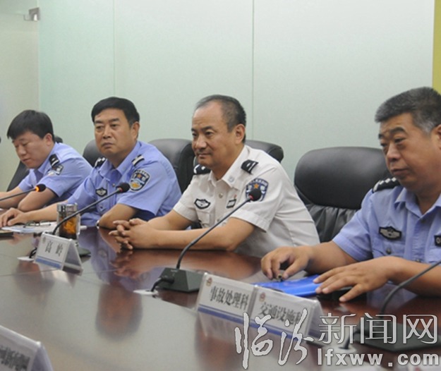 图为临汾市公安局交警支队支队长高岭(左三)面对面与媒体记者交换意见