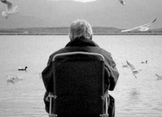 老人临终前,将百万遗产送给陌生人,儿女:遗嘱不