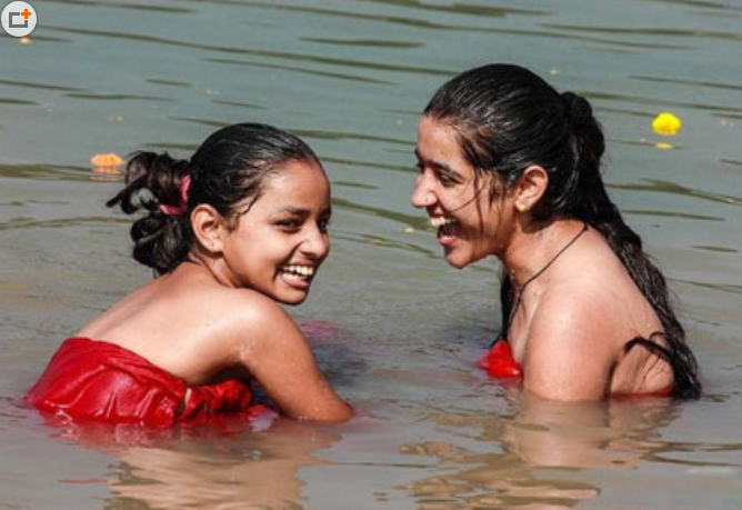 特别是加德满都河谷地区属温带气候，气温常年保持在2至28摄氏度。因此即使在冬季，白天气温也可达到零上20摄氏度，当地人仍可露天洗澡而不觉得寒冷。由于水池里的水来自地下，不受地面温度的影响，给人的感觉是夏季清凉，冬季温暖。此外，还有很多地下水是含有硫磺的温泉水，对身体很有好处。这样的洗浴舒适、健康又便宜，难怪当地人不愿意去室内浴池洗澡了。