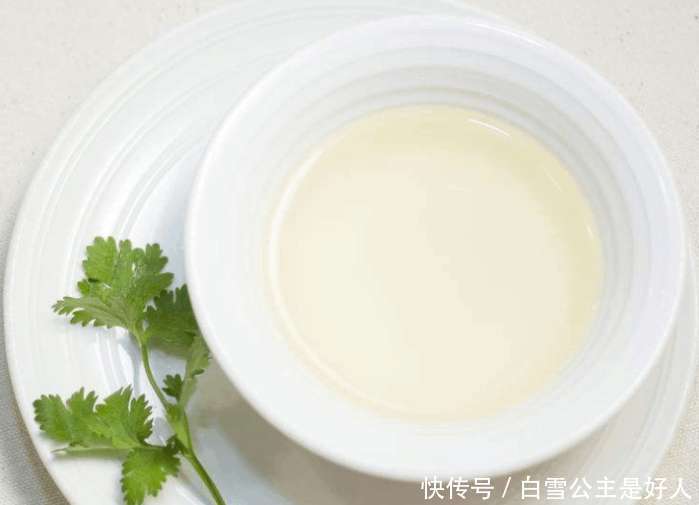 白醋加它擦脸,老中医说:祛斑、美白、掺点蜂蜜