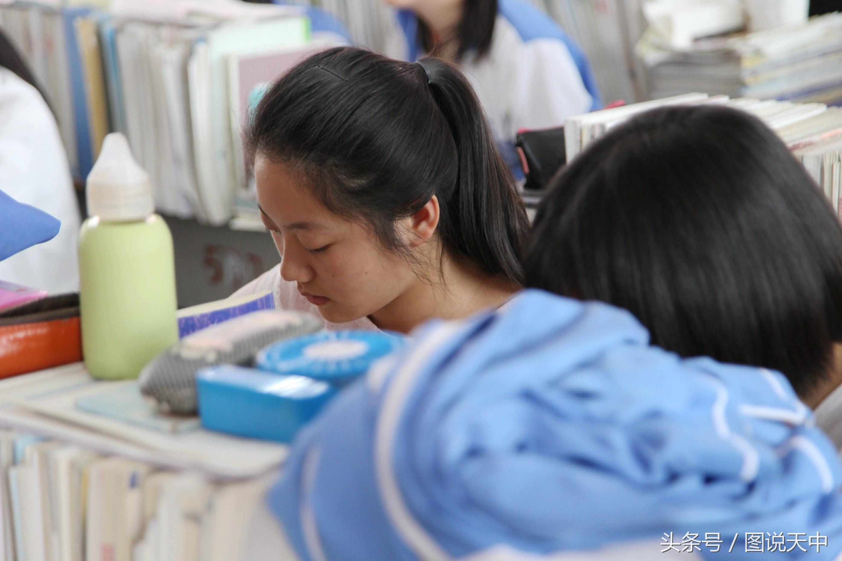 2018年河南高考考生将近百万 教室内挂满条幅