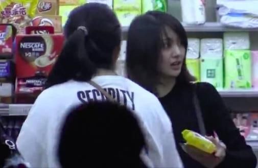 郑爽节目发飙后,路边买零食解压、拼出租车回