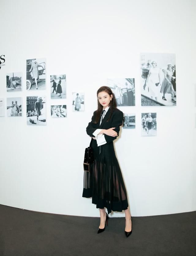 宋祖儿裙子太薄印出三角区难怪一直用手包挡