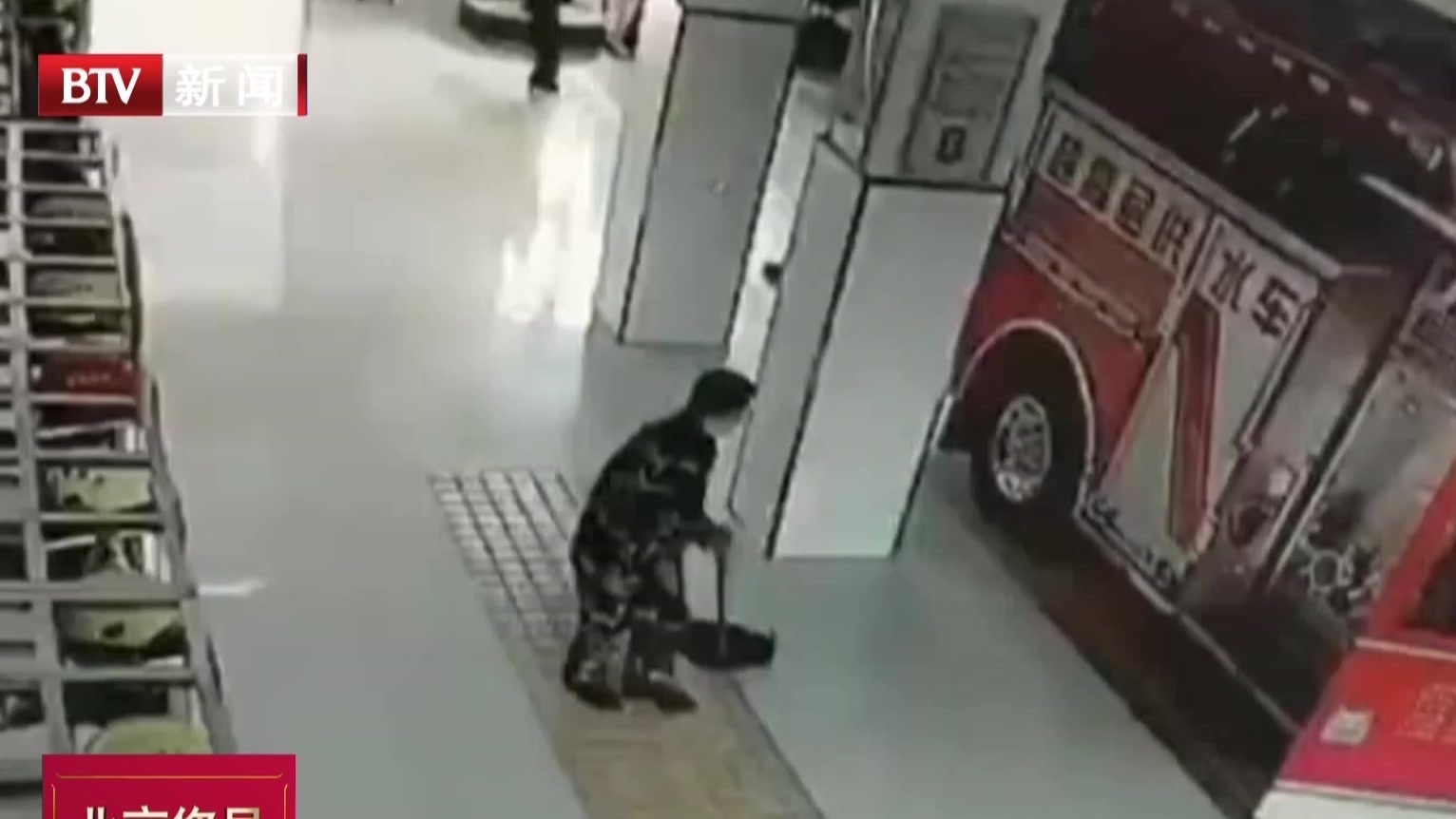消防员出警接连摔倒  10秒视频令人笑完又心疼
