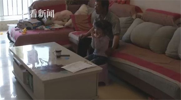 幼儿园老师用胶带粘女童嘴巴:给她个小小的教训