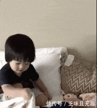 林志颖家老三生气躺地上,老二见状踹一脚,被踹