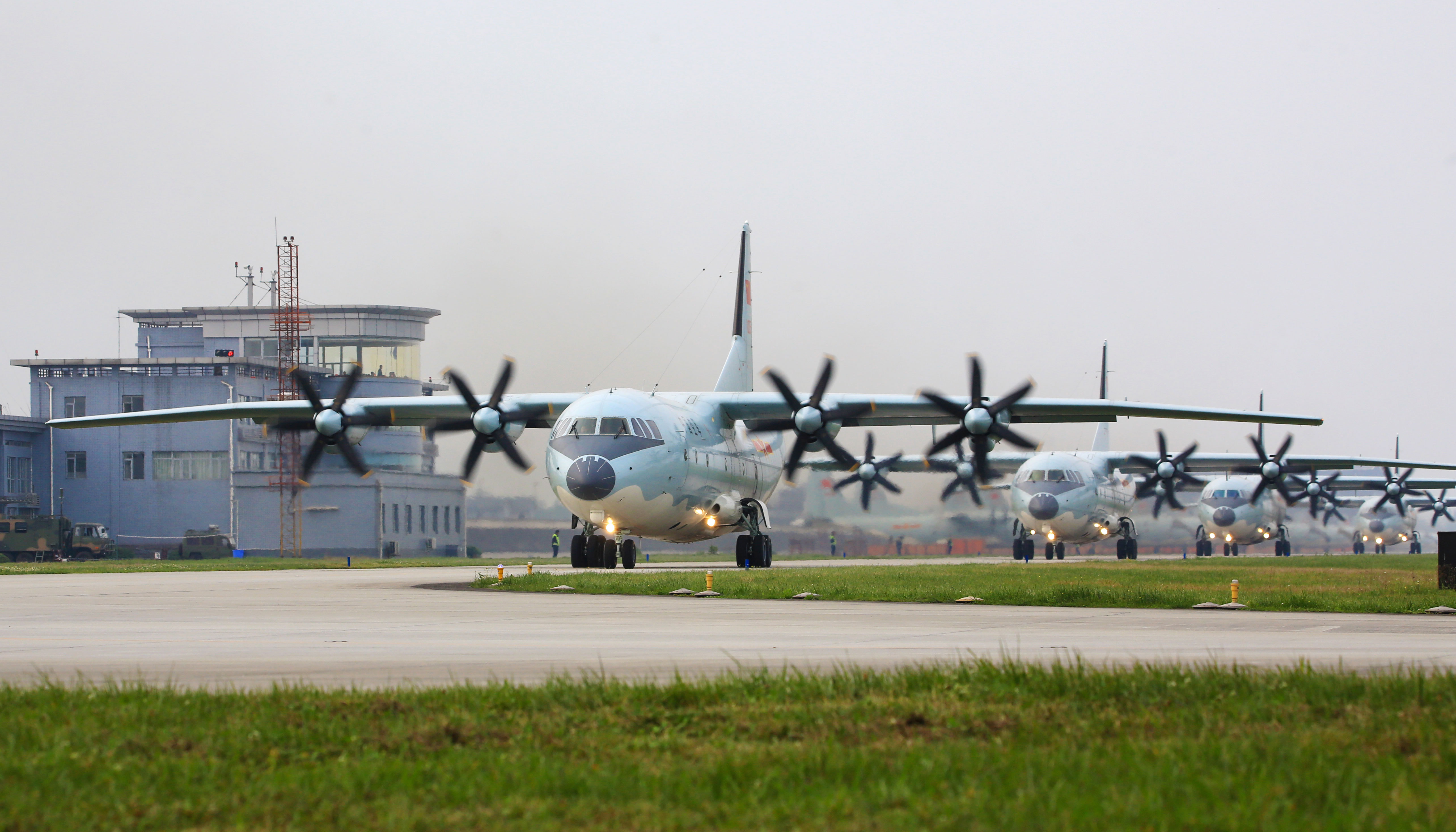 运-9飞机大象漫步场面壮观