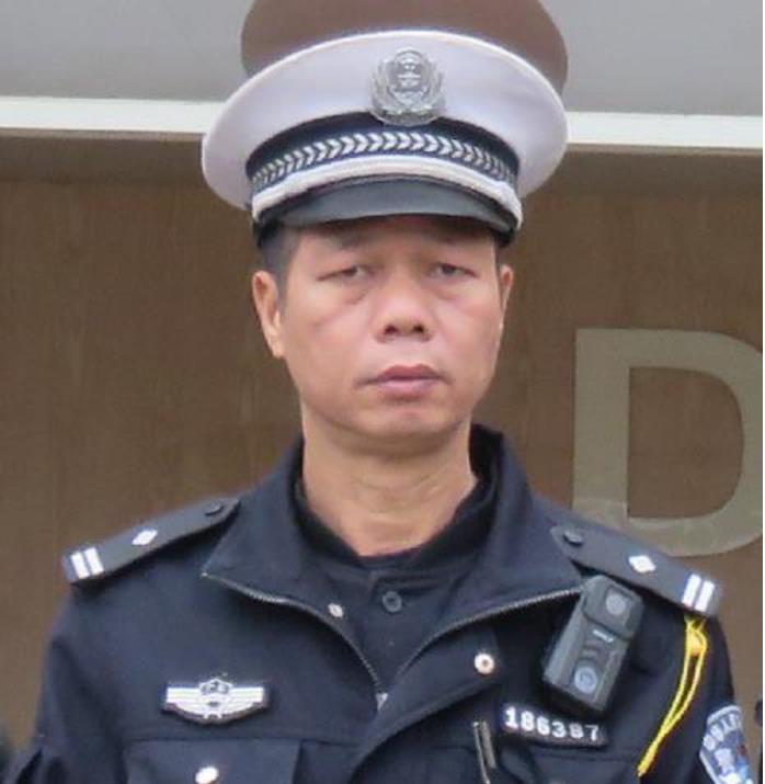 走好!佛山53岁老交警倒在追缉的路上 牺牲前夜仍在查酒驾