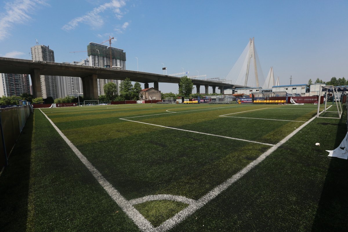 然而足球场距离奥山居民区达百米，经营期间的噪音分贝远小于高架桥上的过往车辆声音，符合居民区国家噪音标准。只是附近某一户居民对足球场经营不理解，加之奥山业主与奥山地产开发商之间存在纠纷，从而导致该居民投诉足球场扰民。