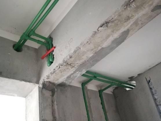 家里水电装修,师傅建议水管穿梁走顶,还说这样