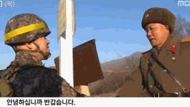 朝韩现役军人军事分界线握手问候:见到你很高兴