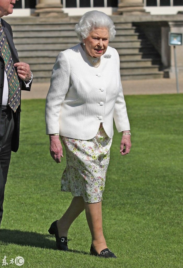 92岁的英国女王依旧精神十足,在伦敦参加活动一点不输后辈!