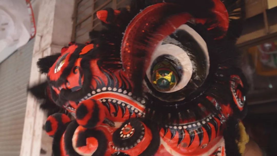 醒狮从外观上来看有着明显的独特性,和北方舞狮写实的狮头相比醒狮