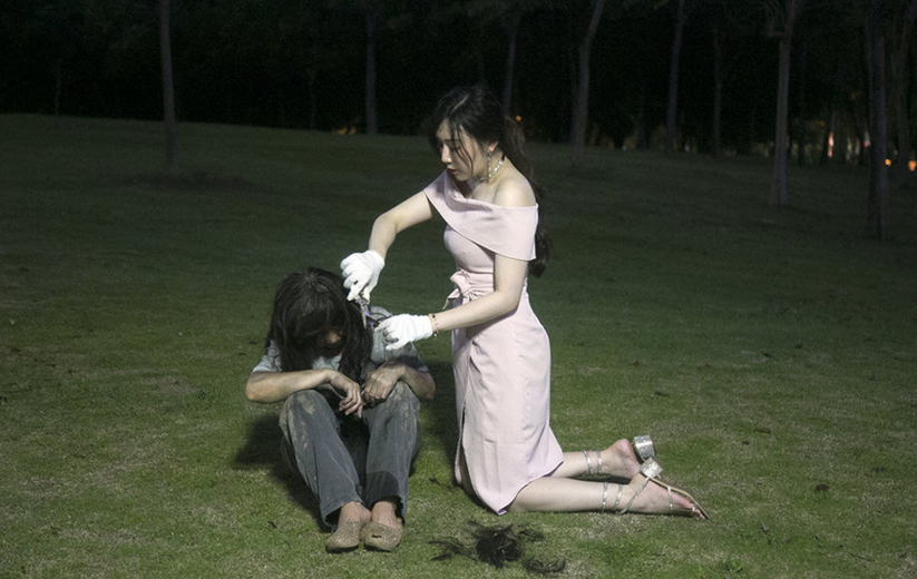 美女跪地为流浪者剪头发 网友质疑炒作 美女跪地为流浪者剪头发 网友质疑炒作