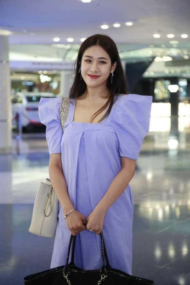 章子怡师妹姚羽嘉在这次港姐选举中也博得了不少眼球,今年20岁的她据说是第二次参选港姐了,只可惜本人和章子怡还是有很大差距,不知道这次能否有所收获。