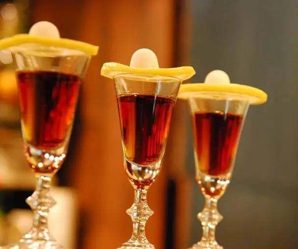 红酒兑雪碧、威士忌兑可乐,这喝法土吗?