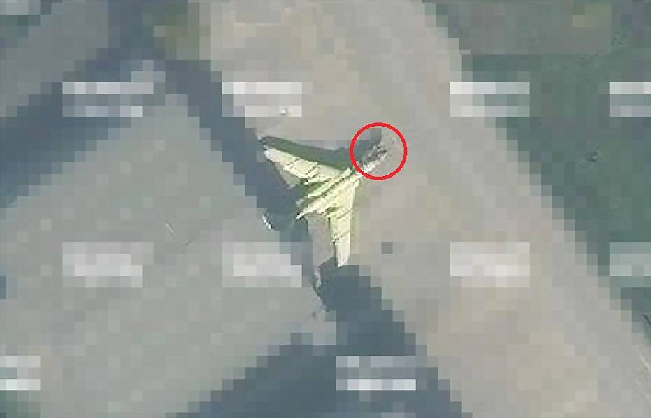 近日，一张拍摄于11月7日的卫星照片在网上被公开。在这张照片中，一架尚未进行涂装，只喷有黄色防锈底漆的轰-6型轰炸机从机库中被推出，从这架轰炸机机头隐约可见的受油管可以看出，该机是目前中国最新的轰6N型轰炸机。此前曾有国内权威军事杂志提出由伊尔78搭配最新型轰6N突袭美国阿拉斯加反导基地的设想，尽管可行性有待商榷，但具备空中受油能力的轰6N对中国空军的重要意义却不言而喻。