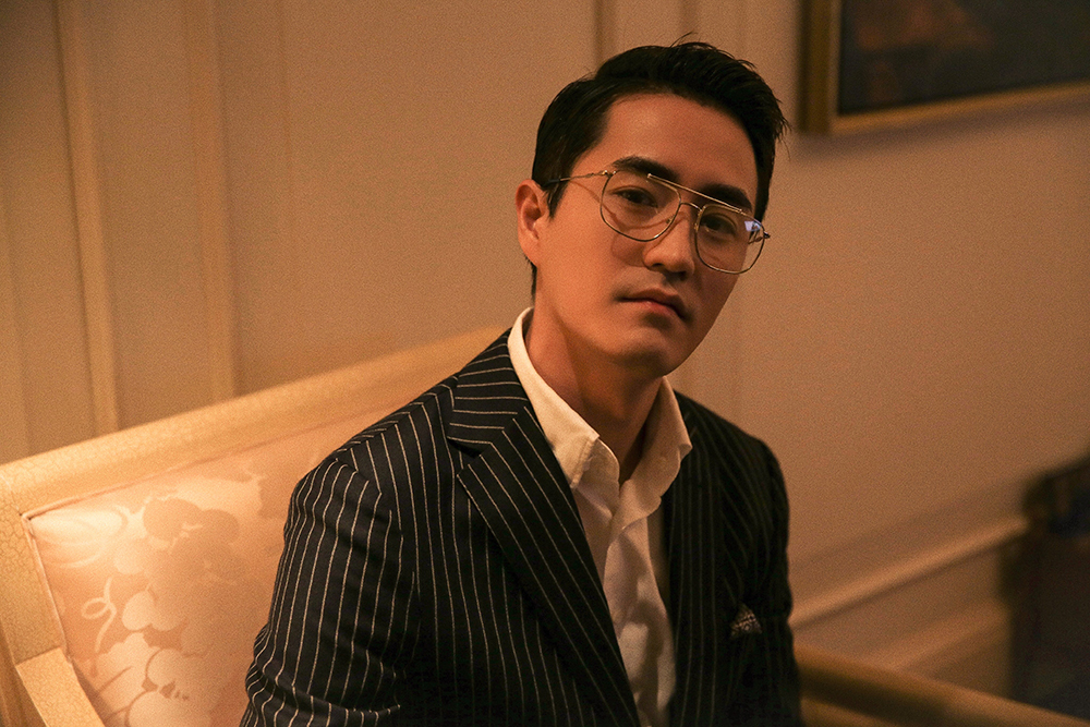 杨玏英伦绅士范儿亮相活动 金丝眼镜演绎禁欲气息