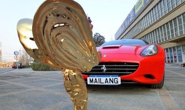 纯金劳斯莱斯车标。4s店销售曾说如果被偷足以量刑。这位富豪花500万定制了这个世界上唯一一个纯金车标。富豪的世界我们果然不懂，单就国外空运回来，这得交多少税啊。