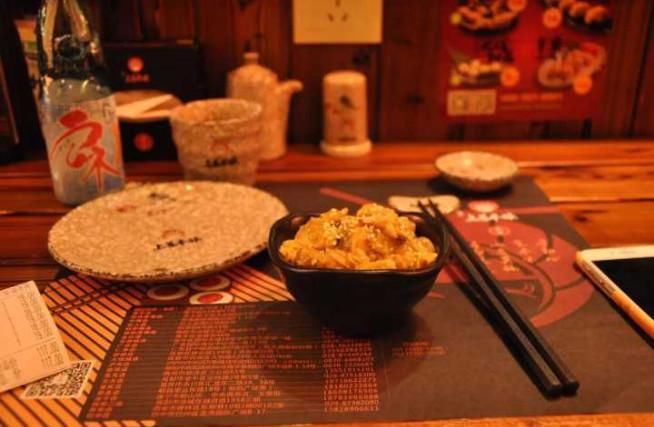 四川成都春熙路附近的美食小吃一条街,旅游的