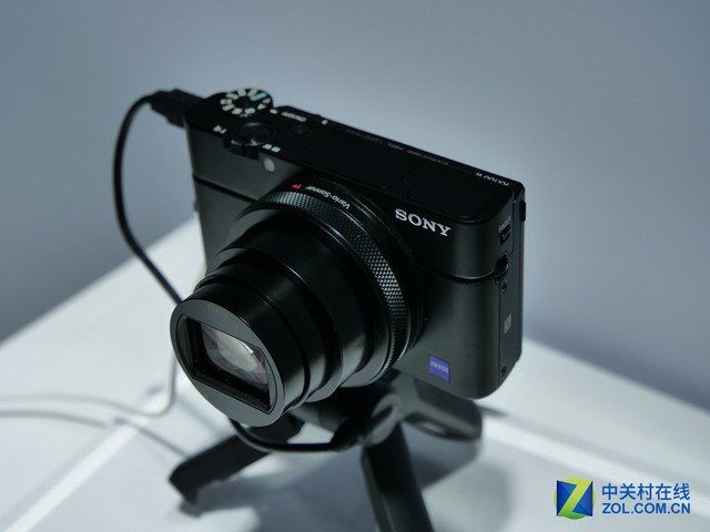 美女主持看P&I 索尼展台体验最贵400定