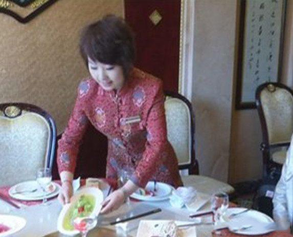 暑假工的女大学生,为何进厂也不去做更轻松的