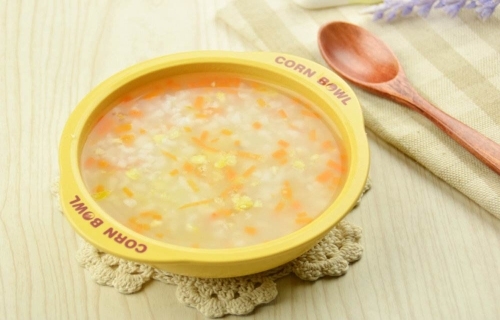 以流质和半流质的食物为主